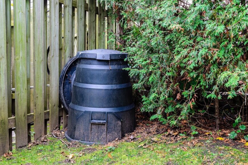 庭にある黒色の大型コンポスト容器