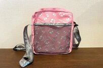 ダイソーが「ピンクラテ」と話題コラボ〈縦型サコッシュ〉が可愛いと話題《購入レビュー》