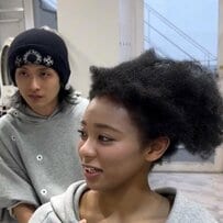 【人生初の縮毛矯正】強いくせ毛の女性が「まっすぐにしたい！」と熱望！待望のサラツヤ髪に「え、凄い」とビックリ