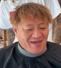 激しめメッシュとチリチリパーマを希望する男性　まさかの変身姿に大喜び