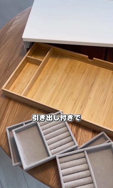 変身前のIKEAのモニタースタンドとダイソーのジュエリートレイ