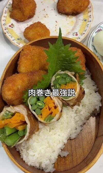 大葉の前に並んだ肉巻き。断面から緑とオレンジの具が見える