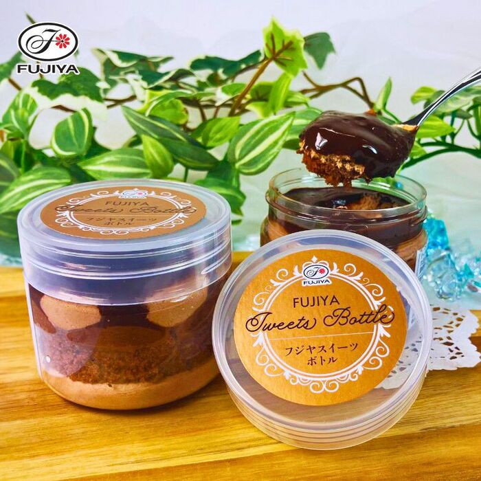 ボトル容器にパフェを詰め込んだ「カカオ」をしっかり感じるスイーツボトル