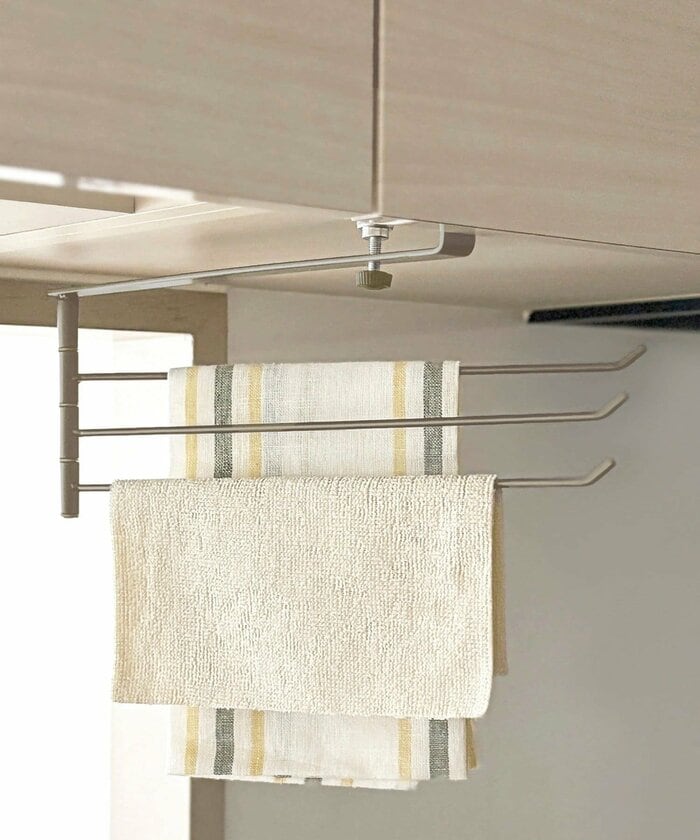 布巾の定位置を作ってくれる「吊り戸棚下布巾かけ」