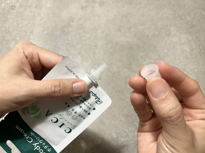 クリームが出るところは細いプラスチックチューブに