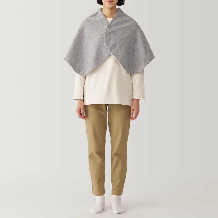 肩に掛けてもズレにくいよう、スナップボタン付き