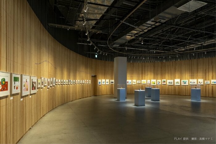 約80点のホリゾン作品(撮影:高橋マナミ)