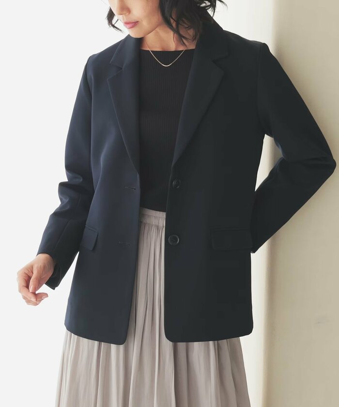 オフィススタイルに合わせやすいテーラードジャケット