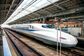 駅に停車している「新幹線」に違和感　化粧をしているように見える姿に注目集まる