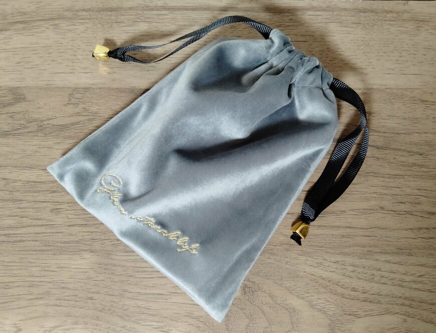 筆者撮影（セリア、刺繍入りベロア巾着）