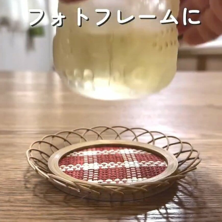 【100均DIY】ダイソーのコースターがお洒落な「フォトフレーム」に大変身!壁に飾る小ワザも披露