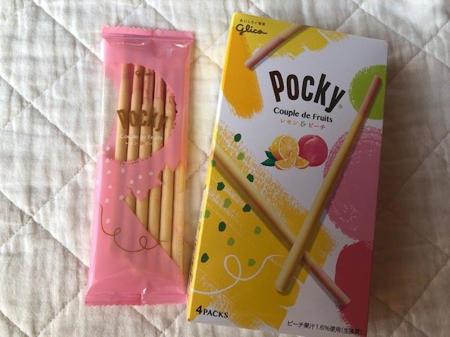Glico「ポッキー　クプル・ド・フリュイ ＜レモン＆ピーチ＞」（筆者撮影、写真をクリックすると公式HPの商品紹介ページにジャンプします）
