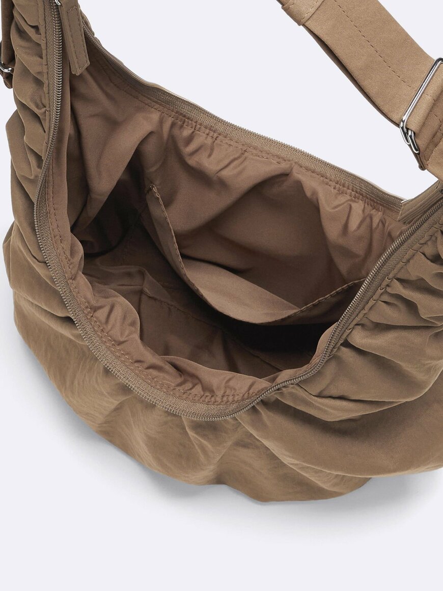 出所：GU公式　ダンプリングバッグ