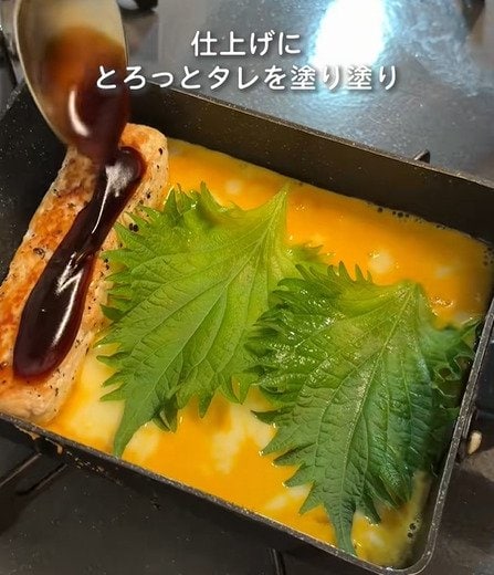 同居するパートナーに作る「照り焼きつくねオムレツ弁当」　鶏ひき肉をそのまま焼く？「想像の斜め上を行くのおかず」に驚き