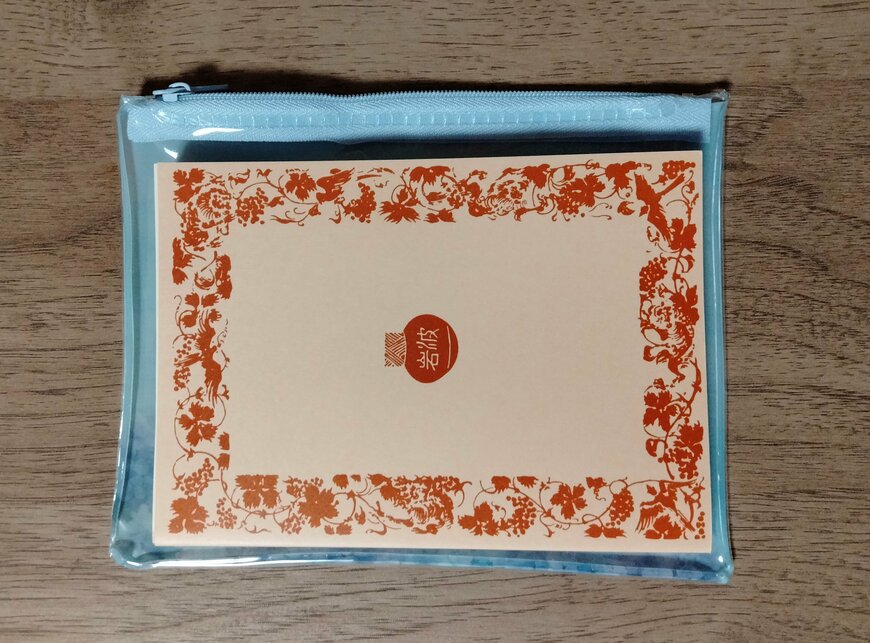 筆者撮影（キャンドゥ、フラットポーチ PVC あじさい柄）