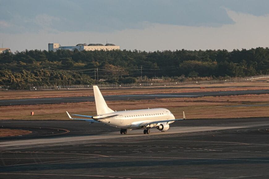 線状降水帯発生時に撮影した「飛行機の着陸風景」　想像もしなかった光景に目を奪われてしまう