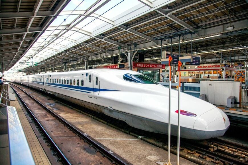 駅に停車している「新幹線」に違和感　化粧をしているように見える姿に注目集まる
