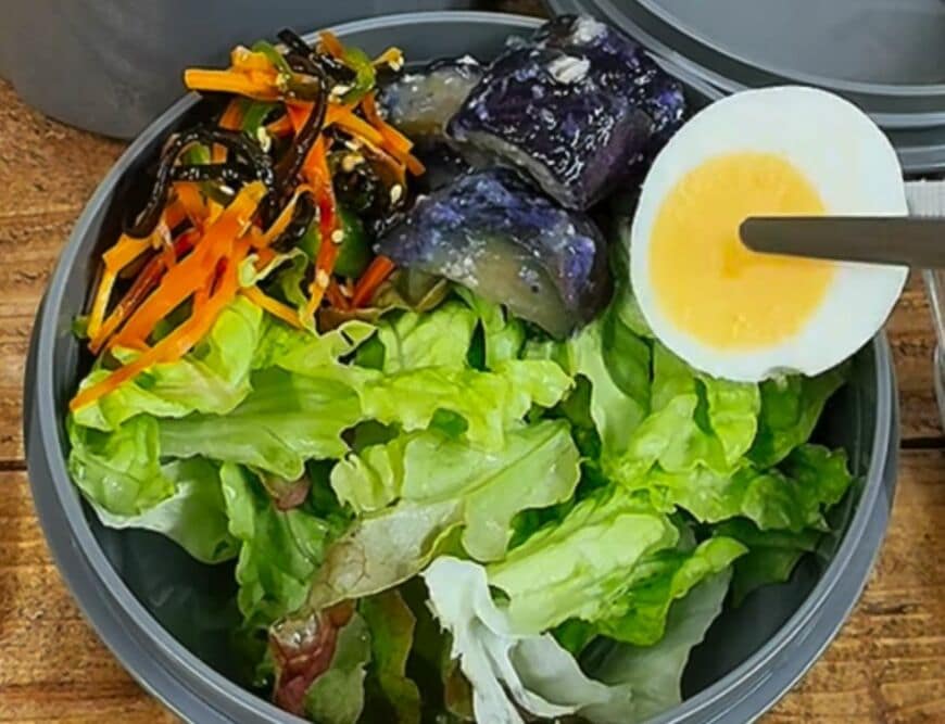 「彩り美しすぎ…」50代の大工が毎日自作する現場用【三段弁当】！ド迫力の豚こまシューマイと丁寧な手仕事に感嘆 紫キャベツの甘酢漬けまで！プロ顔負けのランチジャーの中身