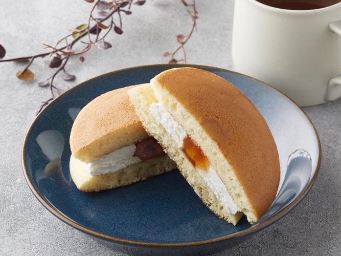 出所：ミニストップ「肉を味わう！おにぎり 直火焼豚 発酵バター風味のしっとりふわっと食感 クリームパンケーキ メープル＆ホイップ3月26日（火）新発売」