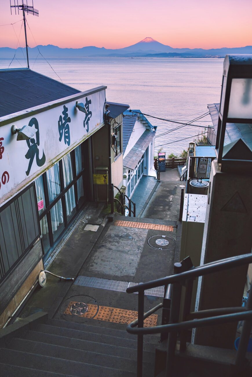 江の島から見える朝焼けの富士山