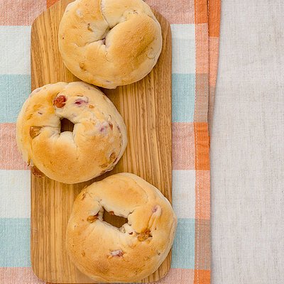 成城石井自家製 ごろっとマカダミアとクランベリーのもっちり湯種ベーグル