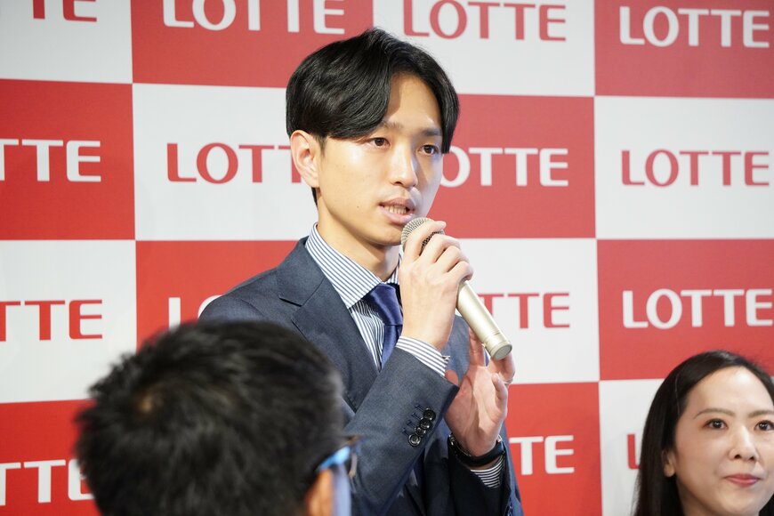 話をする男性の写真