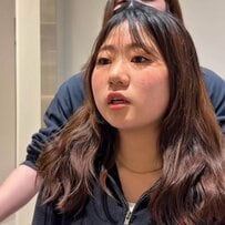 「毛量を抑えたパーマ」を希望するロングヘア女性のスタイルチェンジ。程よいウェーブパーマでふんわりスタイルに