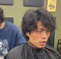 【イケオジ】髪が伸びきった男性が「美容師と同じパーマ」で大変身した結果が話題
