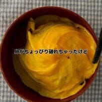 【夫弁当】ソースが絡んだ「エビチリ」とおしゃれな卵の「ドレスドオムライス」入りのお弁当。野菜の副菜もギュッと詰まってカラフルでボリューム満点の仕上がり！