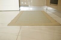 2年間敷きっぱなしだった「滑り止め付きキッチンマット」　裏側の状態に思わずギョッとしてしまう