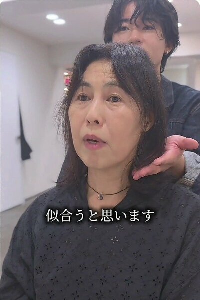 胸のあたりまで届く、毛先に動きのある黒髪の来店時の様子