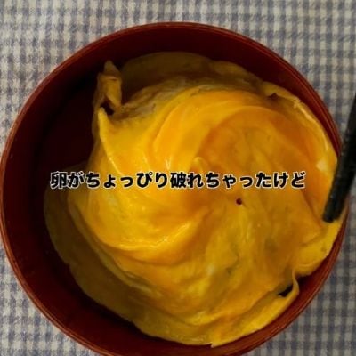 【夫弁当】ソースが絡んだ「エビチリ」とおしゃれな卵の「ドレスドオムライス」入りのお弁当。野菜の副菜もギュッと詰まってカラフルでボリューム満点の仕上がり！