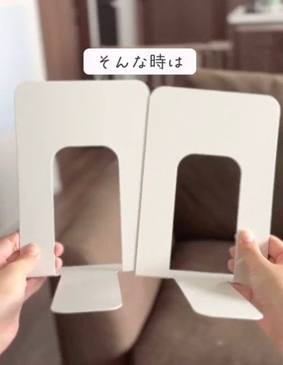 【収納ハック】ブックエンドの「意外な使い道」で家中の不便を整える。キッチンや冷蔵庫からソファ周りまで、置くだけで日々のちょっとした手間を省く手軽な工夫