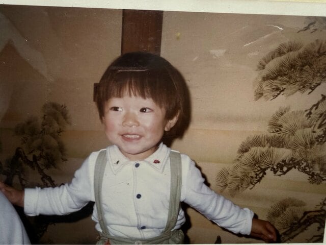 あどけない笑顔の4歳男の子　44歳までの「成長の記録」に見入ってしまう「40年間のあいだに何があったんだ」