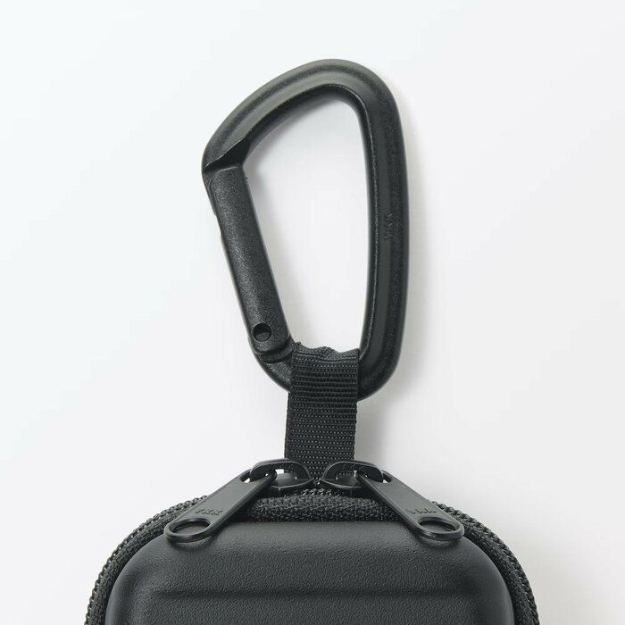 手持ちのバッグやリュックの持ち手、ベルトループなどに簡単に取り付け可能