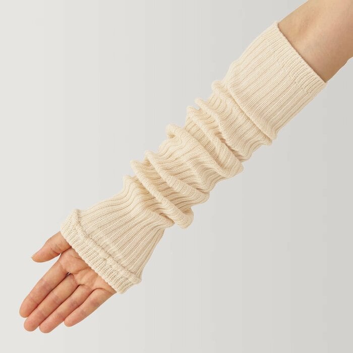 ウールを使った糸で編まれているので、足首も手首もポカポカ