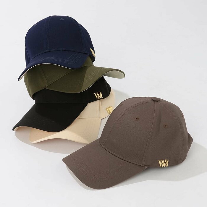 サイドに配された立体感のあるメタルプレートがポイントです