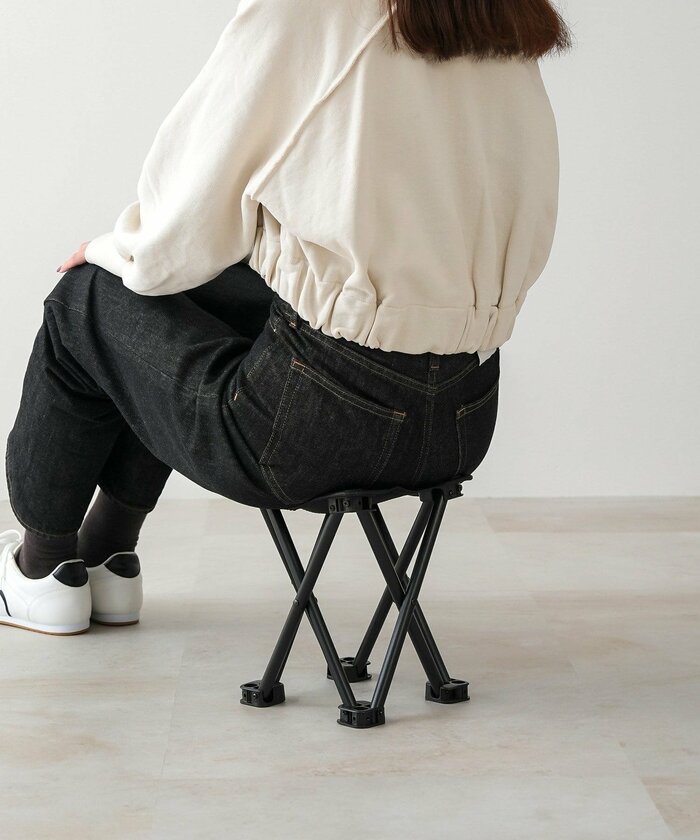 フレームを持ってパッと外側に広げるだけであっという間に椅子の形が完成します