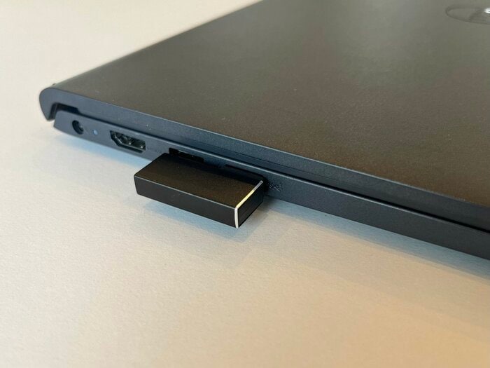 黒いノートパソコンに差してみました