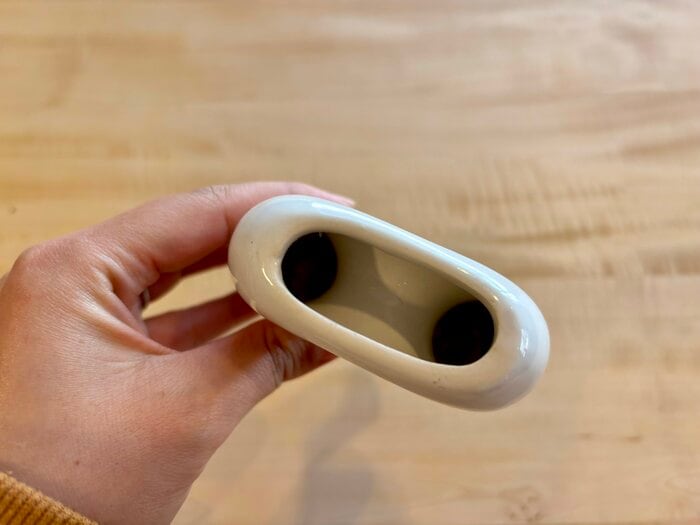 穴が二つに分かれ、左右に花をさせるような造りになっています