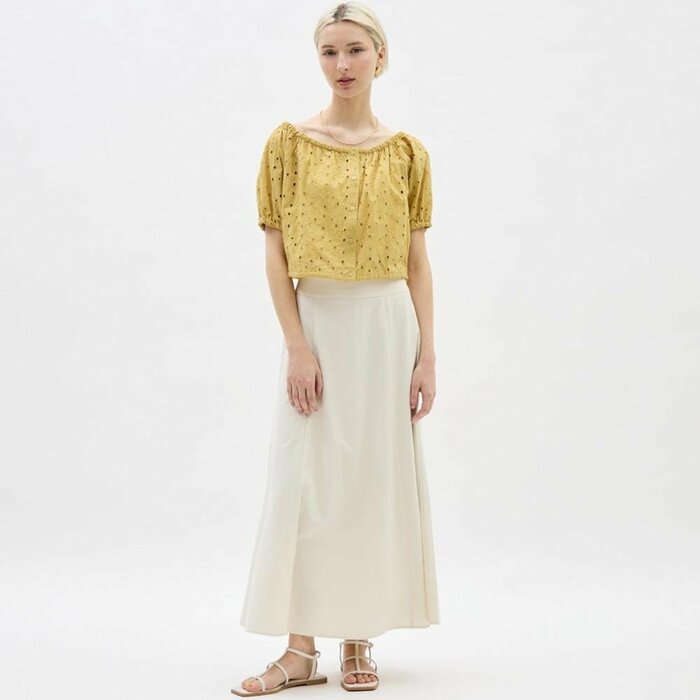 GU公式、コットンレースクロップドブラウス着用例画像