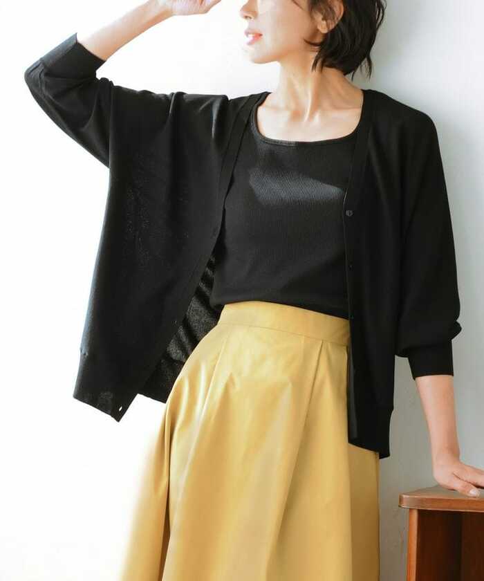 しなやかでゆったりしたドルマンスリーブがフェミニンな印象