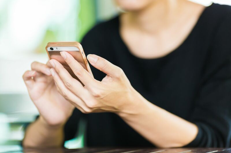様子のおかしいスマホに「なんやねん」とツッコミ 一文字もかすらない「予測変換」に注目集まる