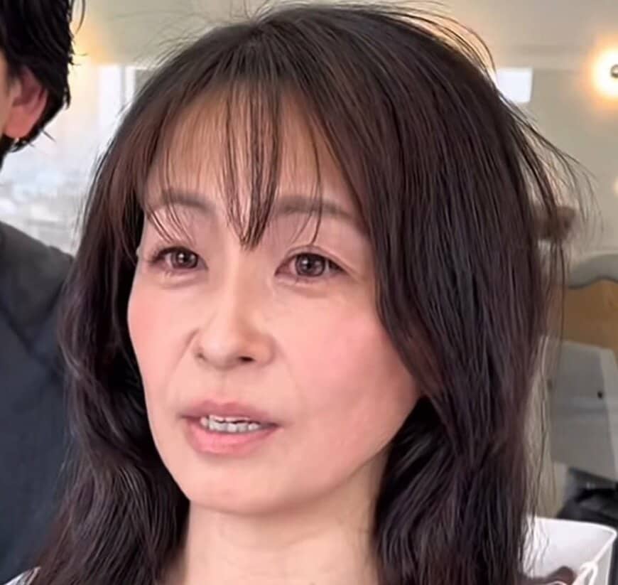【大変身】スーパーロングの女性がショートボブで大胆イメチェン！「よかった！」と満点の笑顔