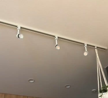 ペンダントライトで激変！築5年戸建の〈キッチン〉→温かみあふれる〈ナチュラルテイスト空間〉に雰囲気ガラリ