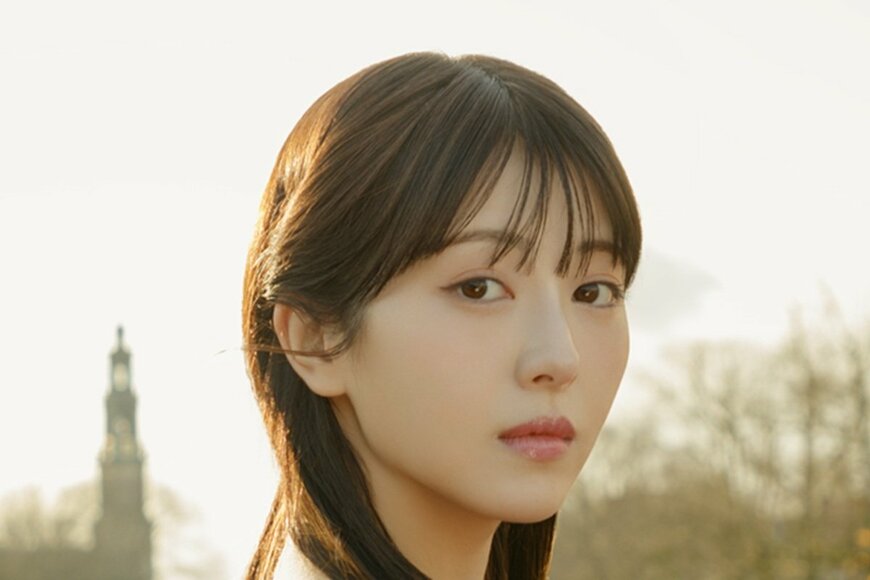 浜辺美波 背中チラ赤ブラウスでアムステルダムに降臨「本当に綺麗」「素敵すぎ」と話題に