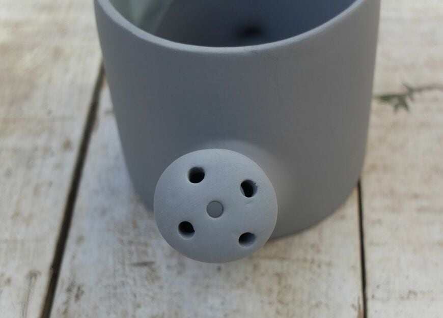 筆者撮影（スタンダードプロダクツ、ジョウロにもできる植木鉢（10cm））