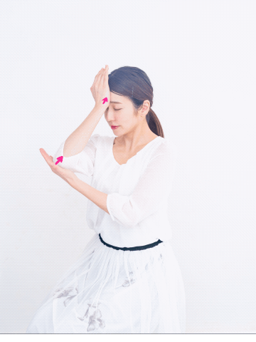 ※ひじを机やデスクにつけて行ってもOKです。（撮影：片桐圭）