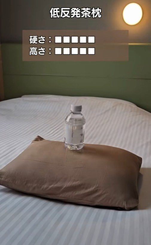 出所：@superhotel_official「【検証】スーパーホテルの選べる枕にペットボトルを落としてみた」