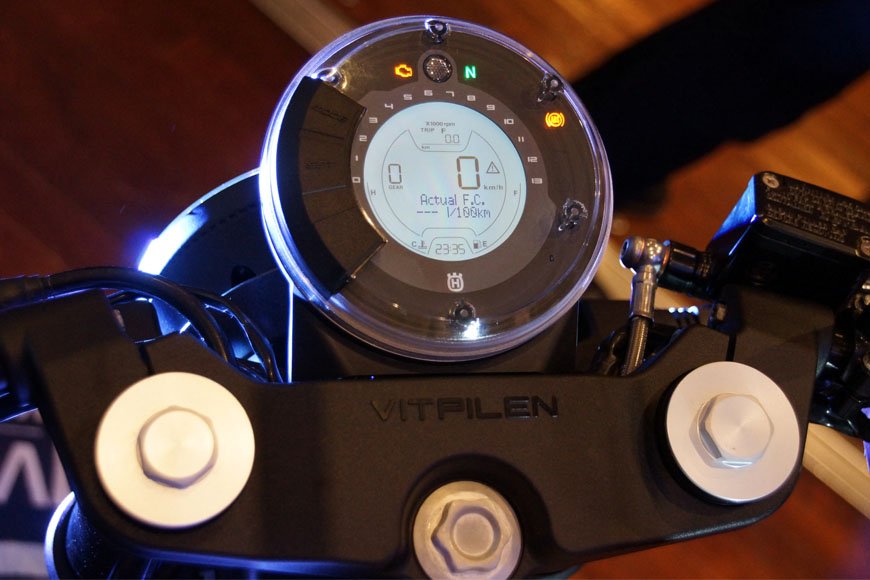 VITPILEN401の視認性が高く未来的でシンプルなメーターは、グローブをはめた状態でも使いやすい。